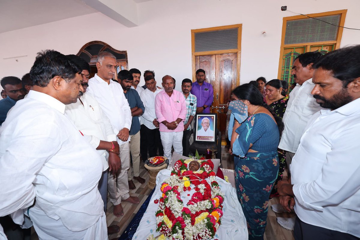 PVKBRSV's tweet photo. పితృ వియోగంలో ఉన్న గాదె ఇన్నయ్య గారి కుటుంబాన్ని ఓదార్చిన మాజీ మంత్రి @BRSHarish గారు..

జనగామ జిల్లాలోని జాఫర్ గడ్ మండలం సాగరం గ్రామంలో వారి నివాసానికి వెళ్లి సాల్మోన్ రెడ్డి గారి పార్థివ దేహానికి పూలమాల వేసి నివాళులు అర్పించారు.. https://t.co/O0nk0Om2BD