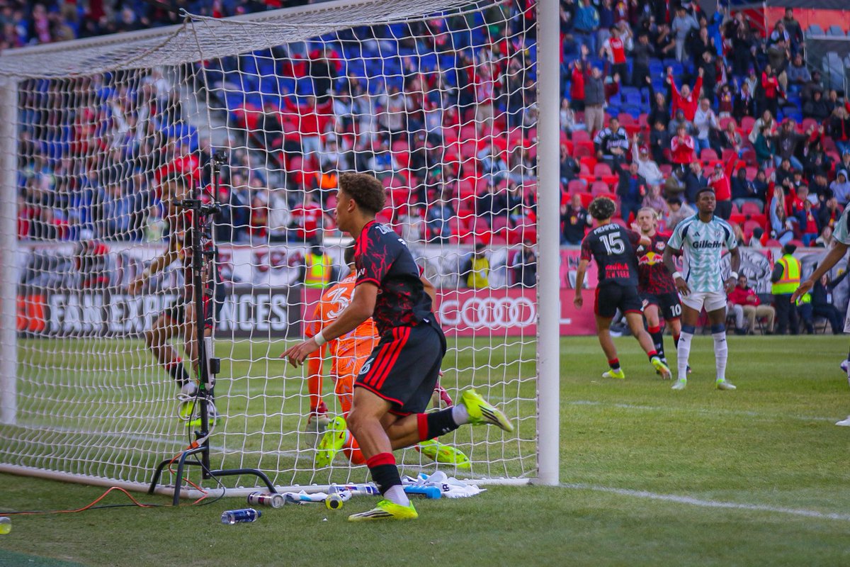 showfutboleo's tweet photo. RBNY vence 1-0 a New England con gol de Julian Hall al 53’ ⚽🔥
 Los Red Bulls arrancan 2-0-0 en la MLS 2026, mientras el Revolution sigue sin sumar (0-0-2).

#MLS #RBNY #NERevolution #MLS2026 https://t.co/MjhFQjuA7E