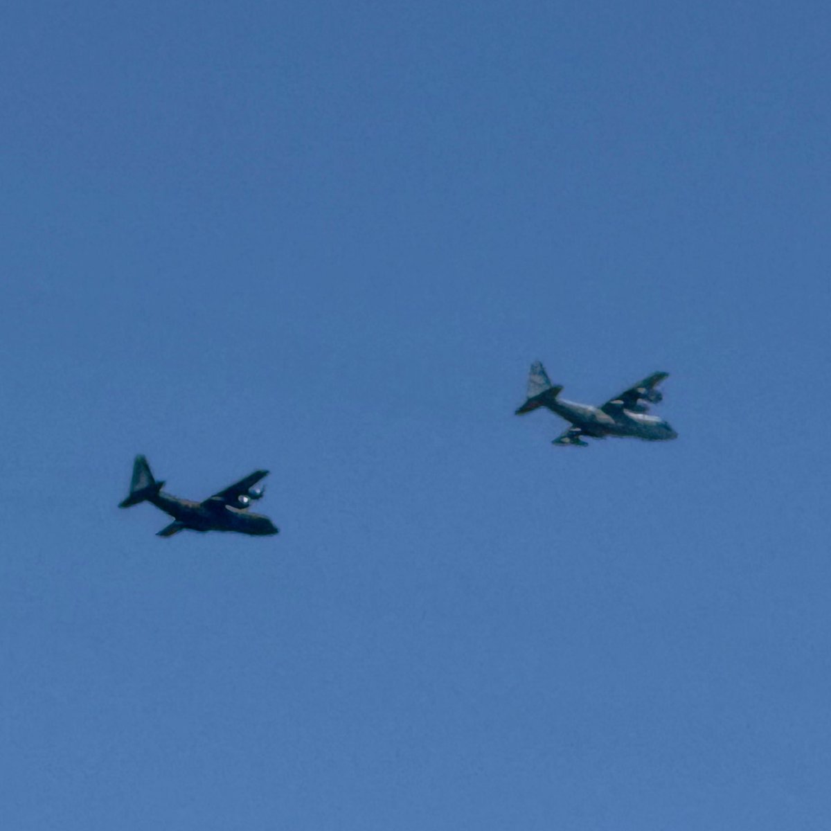 j_wolf2525's tweet photo. 最近4機編隊で飛んでることが多い。輸送機の4機編隊はなかなかの迫力。最初見た時は戦争が始まった？とドキドキしたけど、人間慣らされてしまうもんだな。 https://t.co/krIDdt2nCI