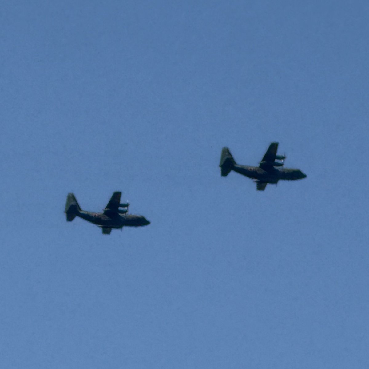 j_wolf2525's tweet photo. 最近4機編隊で飛んでることが多い。輸送機の4機編隊はなかなかの迫力。最初見た時は戦争が始まった？とドキドキしたけど、人間慣らされてしまうもんだな。 https://t.co/krIDdt2nCI
