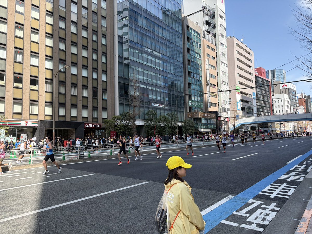 aramiki's tweet photo. 東京マラソン見に来た！（田町の折り返し） https://t.co/J0H5UqtMVS