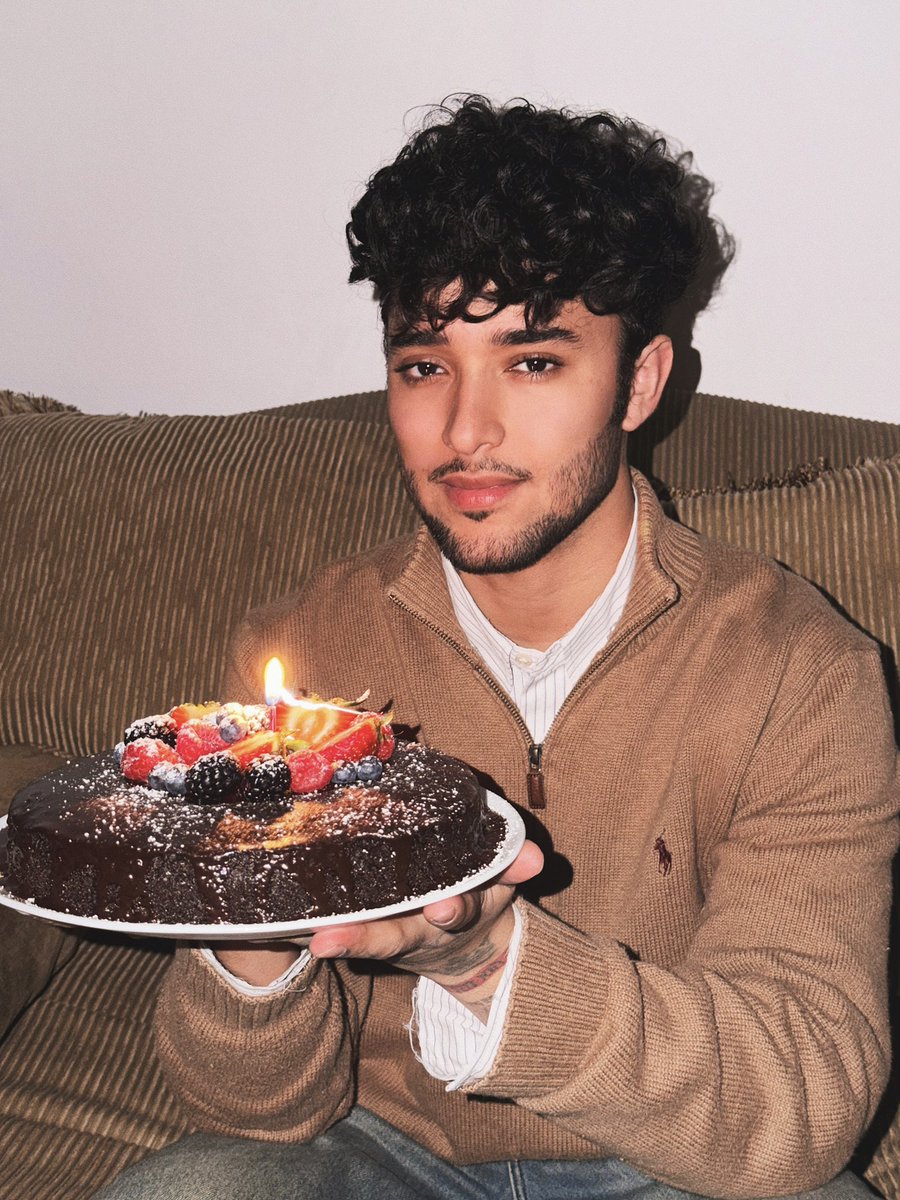 27 🎈
Un año más de vida.
Gracias Dios.
Y gracias a todos ustedes por sus buenos deseos y cariño.