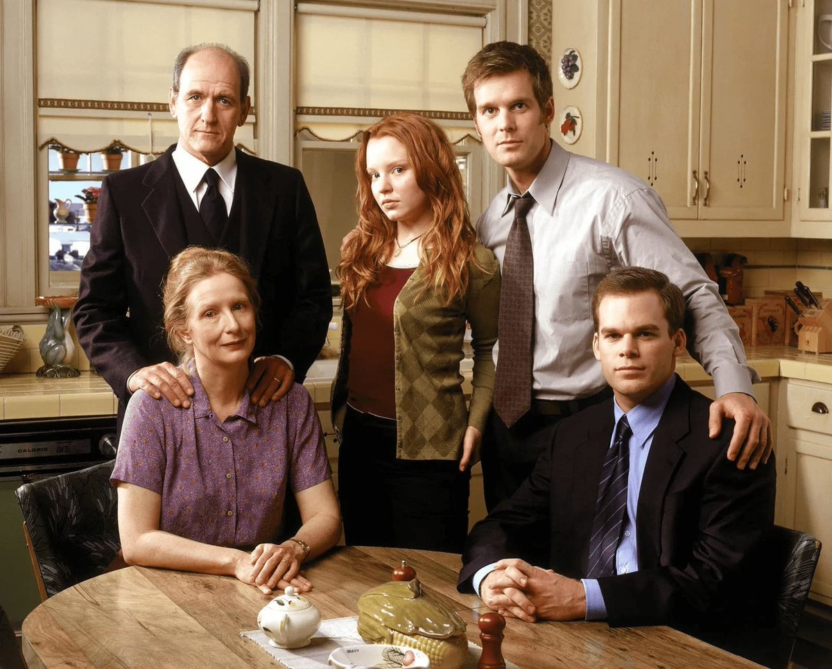 ZanfaVive's tweet photo. Não assisti, acabei de DEVORAR Six Feet Under.

Que série maravilhosa, cinco temporadas de 13/12 episódios, mesclando um pouco de humor negro, com drama familiar, com reflexões sobre a vida e a morte.

Ótima construção dos personagens, fazia tempo que não maratonava uma série com tanto gosto, episódio final muito bonito também.