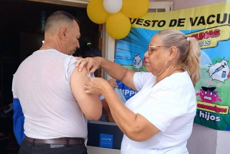 Nelsonjtplay's tweet photo. La protección contra la fiebre amarilla está en marcha. Con más de 7.000 vacunados en Aragua, Barinas, Portuguesa y Lara, el Gobierno garantiza dosis de por vida para personas entre 1 y 59 años #vacuna #vacunafiebreamarilla #salud #vacunas #saludybienestar https://t.co/GuFuJPdPDU