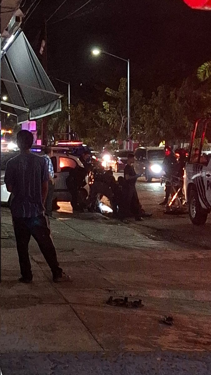 Me aterra que, siendo las 7pm y en una avenida tan transitada, le disparen a alguien con la posibilidad de que el inocente que vaya pasando por ahí le toque una bala perdida.
CHASRPM <a href="/rochamoya_/">Rubén Rocha Moya</a>, su ahijada <a href="/_Estrella_pd/">Estrella Palacios</a> y tu pendeja mayor <a href="/Claudiashein/">Claudia Sheinbaum Pardo</a>.
Cuál seguridad HDP.