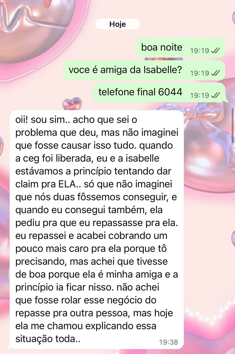 for03ksnn's tweet photo. meio que depois disso eu descobri que a pessoa que comprou comigo o outro NI-KI do mesmo set que eu vendi era amiga da Isabelle e fez a claim pela Isabelle. 

qual o problema? nenhum. sempre deixei darem claim para terceiros, não vejo problema nisso.

a amiga me avisou que seria claim pra ela? tb não; inclusive a amiga pagou e botou o endereço de envio no nome dela própria como se fosse compra pra 2 pessoas diferentes. inclusive com endereços diferentes (porém ambos em cidades próximas de SP).

aí eu pergunto (e deixo claro que não estou acusando, apenas questionando): se você fez uma claim para uma pessoa (que é algo permitido nas minhas vendas), por que vai concluir a compra como se fosse pra você? meu palpite: a Isabelle queria fazer na surdina pra eu não saber que ela tinha comprado 2 cards iguais pois estava revendendo pelo dobro do preço por aí.

E O PIOR: a amiga da Isabelle me informou no pv (após eu chamá-la para entender a situação) que a mesma revendeu para a Isabelle por 90 reais o card que eu tinha acabado de vender por 65. kkkkkkkk essas amizades de hoje em dia, a diva até cobrou taxa da amiga por ter conseguido o card pra ela, é mole? achei empreendedora.

vamos resumir?

na mesma noite, com 1 hora de diferença: 

a Isabelle comprou de mim um card por 65 reais;

a amiga comprou por ela um igual pelo mesmo valor e o revendeu para a Isabelle por 90 reais;

e a Isabelle ainda revendeu um dos cards para a Lai, new collector e membro da comunidade de cegs dela, por 115 reais.

resultado: 1 card ficou com ela, da revenda da amiga, e ela ainda conseguiu um dindin extra pq revendeu o outro que ela mesma conseguiu comigo 🥰