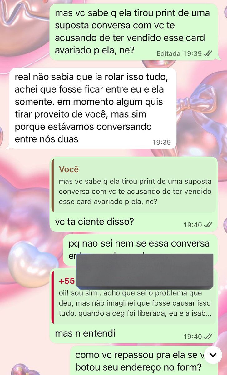 for03ksnn's tweet photo. meio que depois disso eu descobri que a pessoa que comprou comigo o outro NI-KI do mesmo set que eu vendi era amiga da Isabelle e fez a claim pela Isabelle. 

qual o problema? nenhum. sempre deixei darem claim para terceiros, não vejo problema nisso.

a amiga me avisou que seria claim pra ela? tb não; inclusive a amiga pagou e botou o endereço de envio no nome dela própria como se fosse compra pra 2 pessoas diferentes. inclusive com endereços diferentes (porém ambos em cidades próximas de SP).

aí eu pergunto (e deixo claro que não estou acusando, apenas questionando): se você fez uma claim para uma pessoa (que é algo permitido nas minhas vendas), por que vai concluir a compra como se fosse pra você? meu palpite: a Isabelle queria fazer na surdina pra eu não saber que ela tinha comprado 2 cards iguais pois estava revendendo pelo dobro do preço por aí.

E O PIOR: a amiga da Isabelle me informou no pv (após eu chamá-la para entender a situação) que a mesma revendeu para a Isabelle por 90 reais o card que eu tinha acabado de vender por 65. kkkkkkkk essas amizades de hoje em dia, a diva até cobrou taxa da amiga por ter conseguido o card pra ela, é mole? achei empreendedora.

vamos resumir?

na mesma noite, com 1 hora de diferença: 

a Isabelle comprou de mim um card por 65 reais;

a amiga comprou por ela um igual pelo mesmo valor e o revendeu para a Isabelle por 90 reais;

e a Isabelle ainda revendeu um dos cards para a Lai, new collector e membro da comunidade de cegs dela, por 115 reais.

resultado: 1 card ficou com ela, da revenda da amiga, e ela ainda conseguiu um dindin extra pq revendeu o outro que ela mesma conseguiu comigo 🥰
