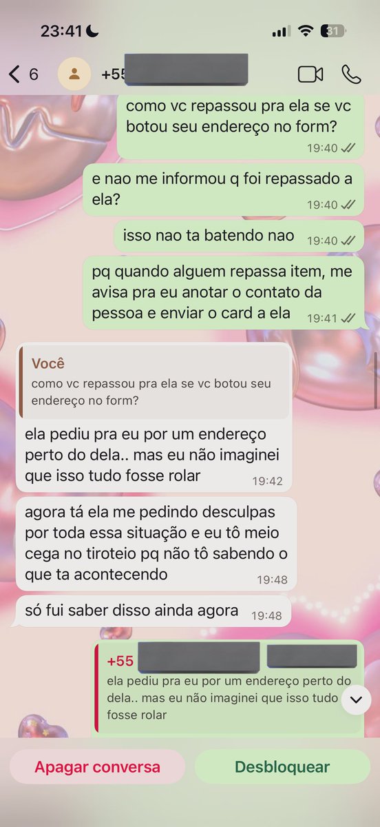 for03ksnn's tweet photo. meio que depois disso eu descobri que a pessoa que comprou comigo o outro NI-KI do mesmo set que eu vendi era amiga da Isabelle e fez a claim pela Isabelle. 

qual o problema? nenhum. sempre deixei darem claim para terceiros, não vejo problema nisso.

a amiga me avisou que seria claim pra ela? tb não; inclusive a amiga pagou e botou o endereço de envio no nome dela própria como se fosse compra pra 2 pessoas diferentes. inclusive com endereços diferentes (porém ambos em cidades próximas de SP).

aí eu pergunto (e deixo claro que não estou acusando, apenas questionando): se você fez uma claim para uma pessoa (que é algo permitido nas minhas vendas), por que vai concluir a compra como se fosse pra você? meu palpite: a Isabelle queria fazer na surdina pra eu não saber que ela tinha comprado 2 cards iguais pois estava revendendo pelo dobro do preço por aí.

E O PIOR: a amiga da Isabelle me informou no pv (após eu chamá-la para entender a situação) que a mesma revendeu para a Isabelle por 90 reais o card que eu tinha acabado de vender por 65. kkkkkkkk essas amizades de hoje em dia, a diva até cobrou taxa da amiga por ter conseguido o card pra ela, é mole? achei empreendedora.

vamos resumir?

na mesma noite, com 1 hora de diferença: 

a Isabelle comprou de mim um card por 65 reais;

a amiga comprou por ela um igual pelo mesmo valor e o revendeu para a Isabelle por 90 reais;

e a Isabelle ainda revendeu um dos cards para a Lai, new collector e membro da comunidade de cegs dela, por 115 reais.

resultado: 1 card ficou com ela, da revenda da amiga, e ela ainda conseguiu um dindin extra pq revendeu o outro que ela mesma conseguiu comigo 🥰