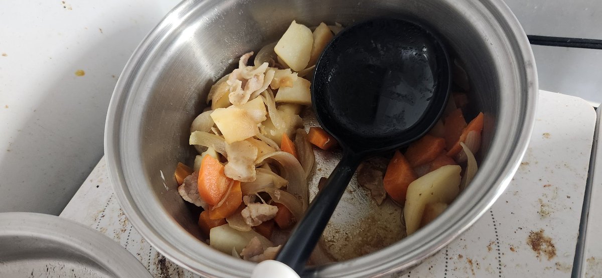 kuro_fazer's tweet photo. 朝から肉じゃが、菜花のおひたし、サバ塩焼き、唐揚げ、チーズケーキなど作って振る舞っておる😌 https://t.co/9OQIbnGfoM