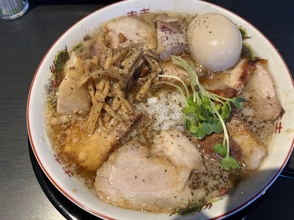 girogiro30fun's tweet photo. アンタイヌードルズさん
燻製胡椒と背脂豚清湯そばスペシャル

くじら祭りのおもひでが甦る…🍖

豚ビンビン感じる清湯スープヤバうま😋
スープを覆い隠すチャーシューは至福！
麺はプリっとパツっと食感良く、燻製胡椒やチャーシューの脂が溶け後半、更に旨味にブースト！

ゴチそうさまでした😄 https://t.co/5bYcKtwqdM