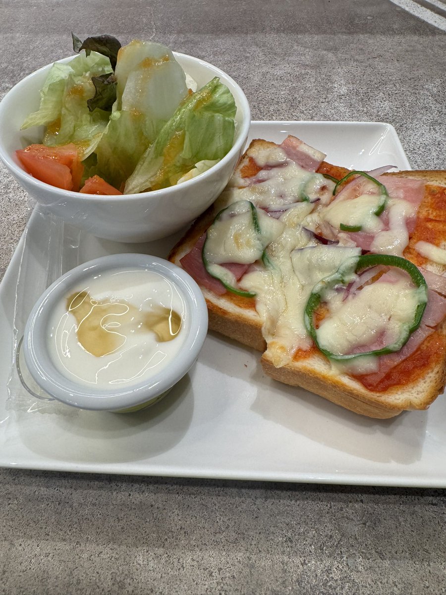 VYb1UZFBx842102's tweet photo. EPRONT京都駅ビル店🏬
朝カフェで
🌟桜和紅茶ラテ
🌟モーニングピザトースト🍕
朝7時から営業しているから朝カフェ好きにはたまらん🥰#EPRONT #京都カフェ #桜ラテ #京都駅ビル https://t.co/r7oV8a0DLF