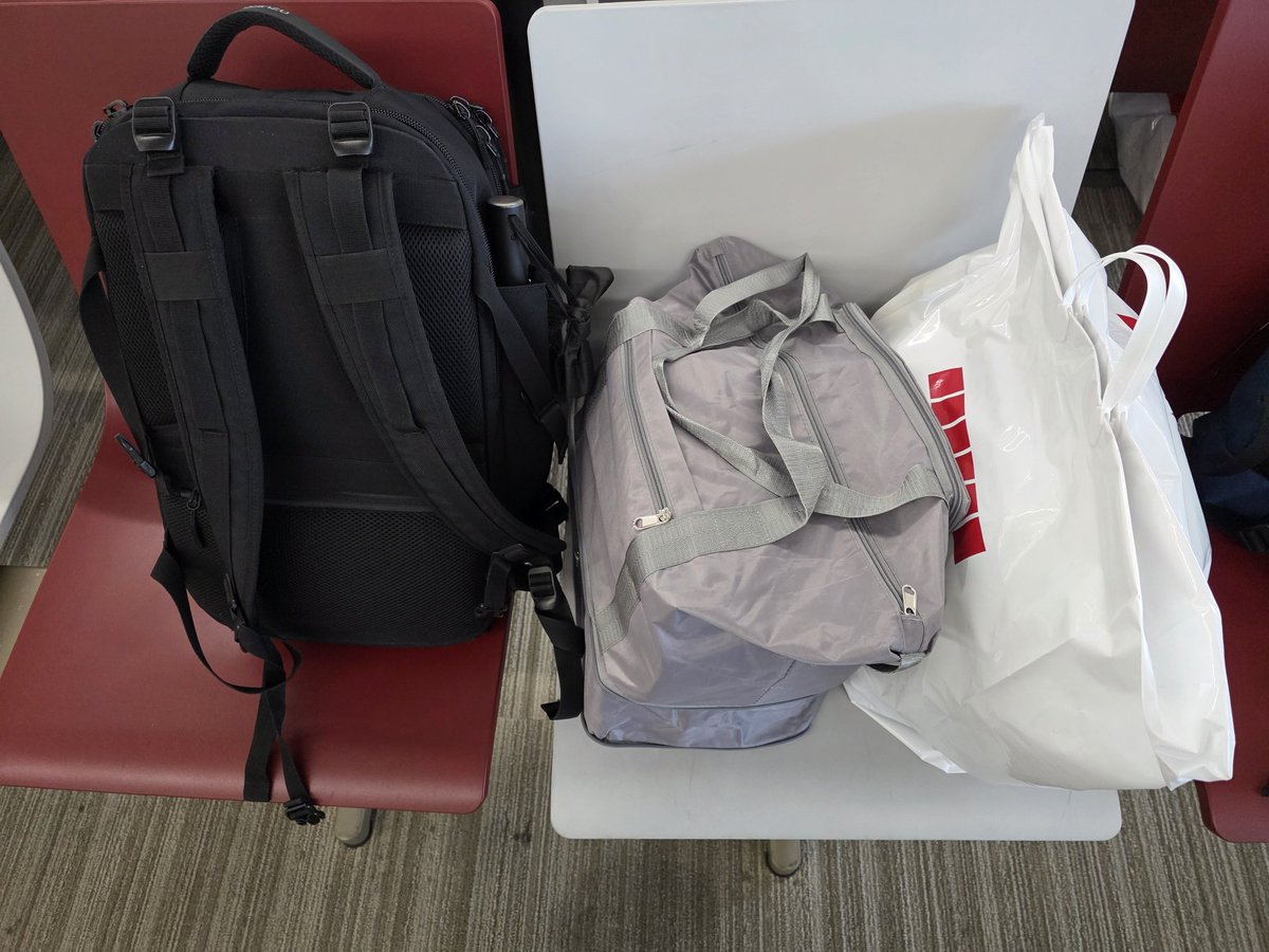 짐이 너무 많아..
두달 살기 하는데 위탁 하나는 무리였어..