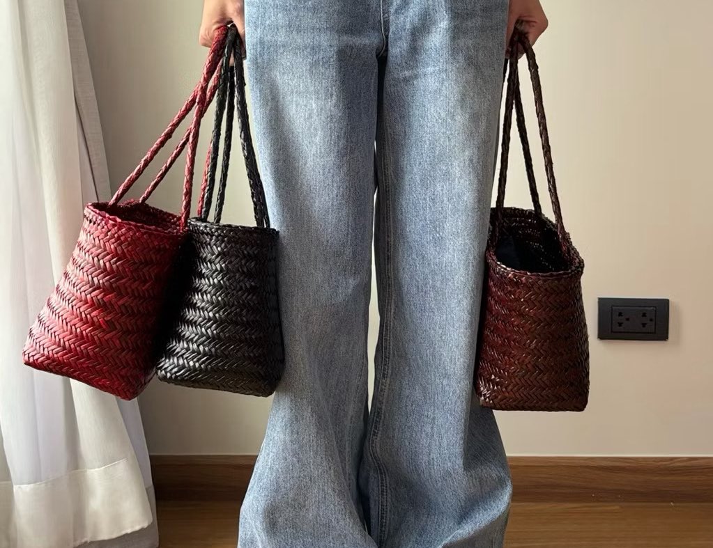 เท่าที่ดูมา mini bread คือรุ่นที่ขายดีสุดของแบรนด์เลย แต่มีหลายไซส์ง่ะ ดีตรงที่ไม่ต้องกลัวของหล่นเพราะบุผ้าอย่างดีมีซิปปิดเรียบร้อย แต่รุ่นอื่นๆก็สวยอ่า;-; มีหลายทรงมาก 
: s.shopee.co.th/9pZEROSI7C