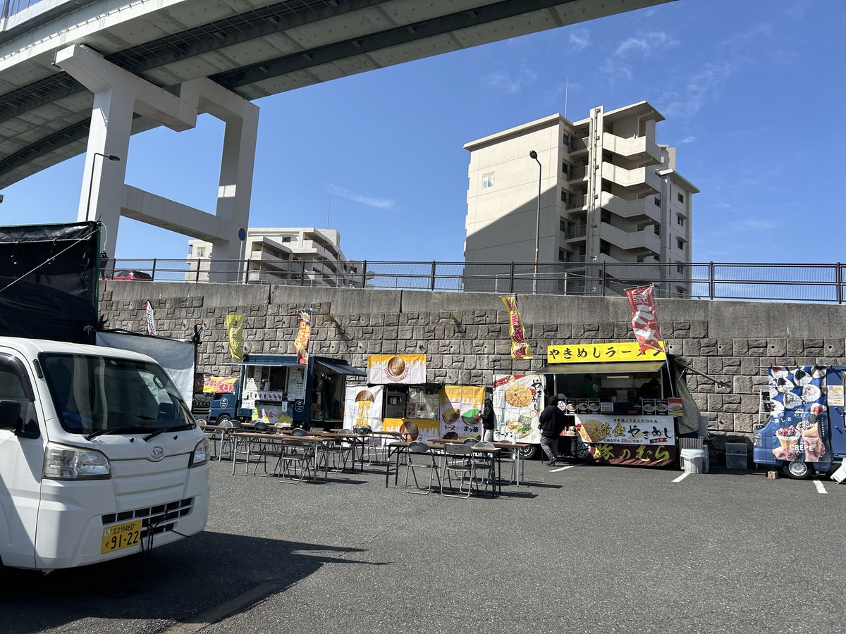 crazyball2025's tweet photo. クレイジーグルメフェスは開場より30分早い12:00よりスタート🍔🍕

今回も選手に差し入れができる🫣もぐもぐタイムあります！
お好きなキッチンカーでお好きなメニューをお伝えください😆💕
お腹を空かせている選手への沢山の差し入れをお願いいたします🙌

#クレイジーボール @takapon_jp https://t.co/CjOswx7O5P
