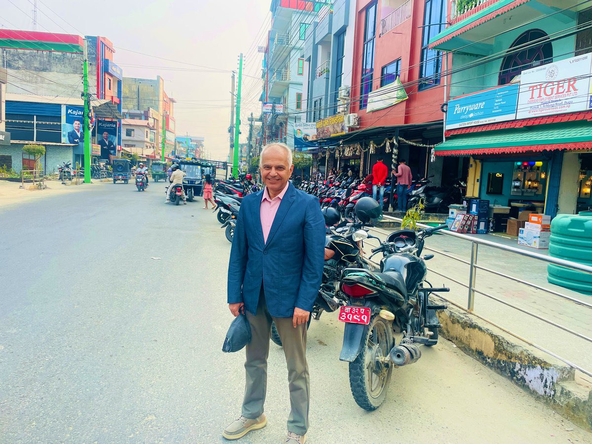 यस्तो बेला झापा पुगेपछि झापा-५ कसरी नजानु!!! 😁😁😁 झापाका पाँचैवटा निर्वाचन क्षेत्र घुमियो। अचम्म लाग्यो, चुनावी माहोल चाहिँ सबै सामाजिक सञ्जालमा मात्र रहेछ।