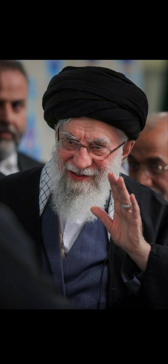 Tumhe khuda ki razayen salam kehti hain💔

#AyatullahAliKhamenei