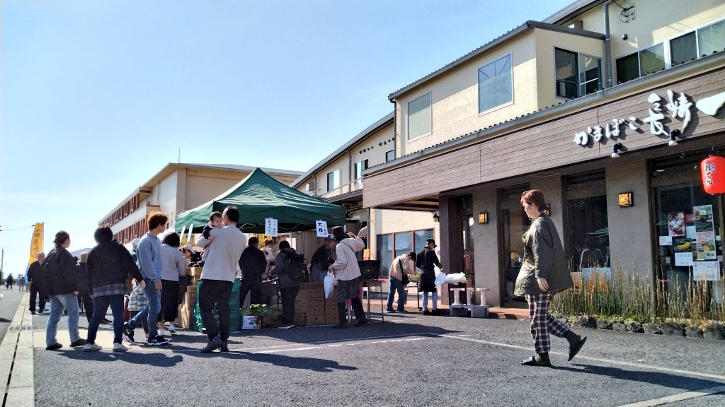 お知らせ】 大好評 本日の感謝市 この後は… 13:00 〜 15:00 つみれ汁