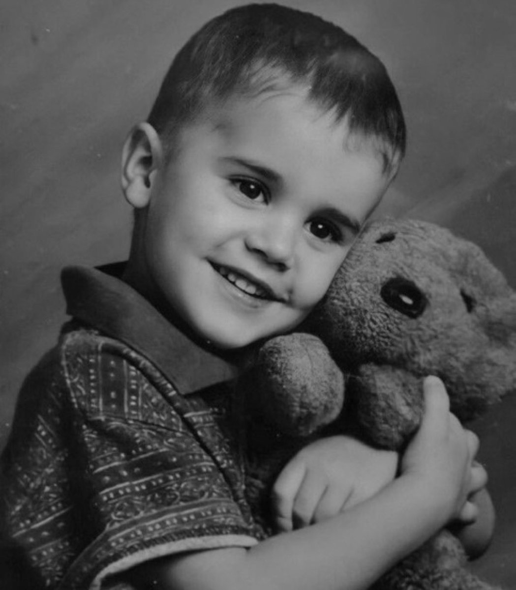 flatlinelatte's tweet photo. HAPPY BIRTHDAY JUSTIN BIEBER! 

I was just a kid in 2009 when I found you, and somehow we grew up together.

Through every heartbreak, every lonely night, every silent tear… your music was there, holding me together.
Thank you for saving me without even knowing it.🪽 https://t.co/svOxieTvdV