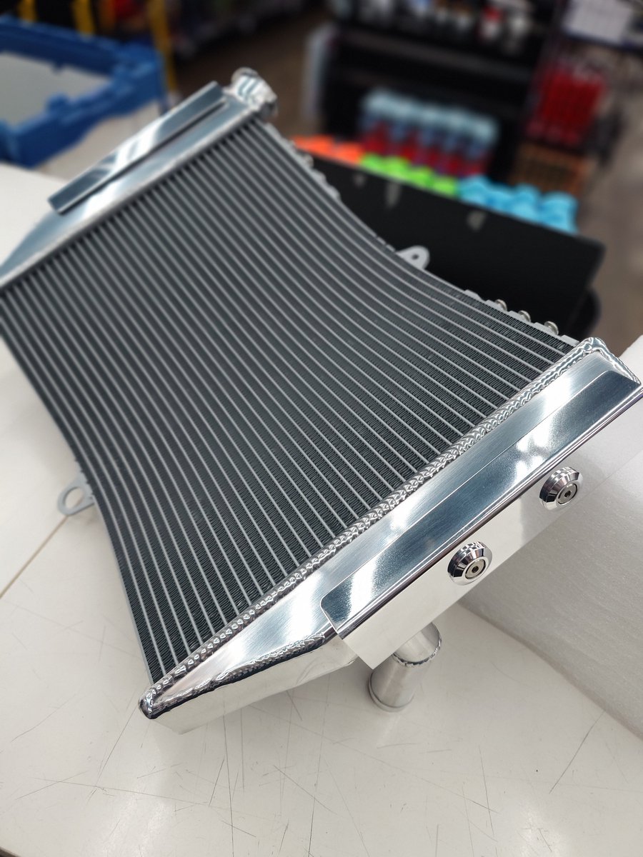 ナイトロレーシング😍 Z900RS用ワイドラジエターのポリッシュ加工