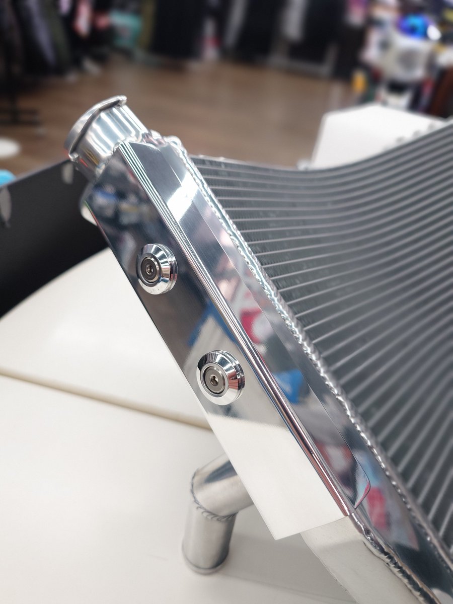 ナイトロレーシング😍 Z900RS用ワイドラジエターのポリッシュ加工