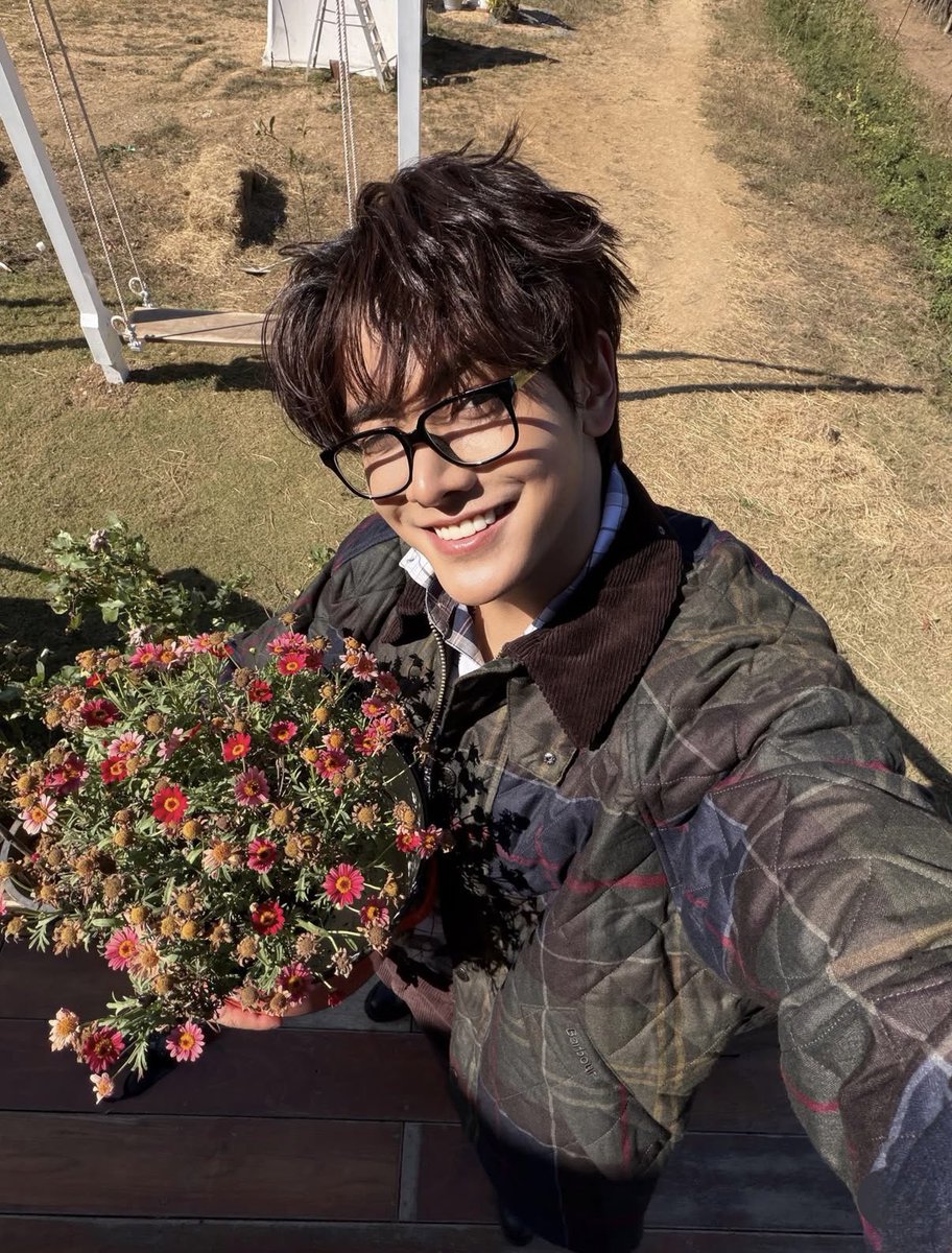 SungkyungP64538's tweet photo. People are out                           I know,
here spreding                         i started
wedding rumours                          it
about us https://t.co/t4eBehOsRX