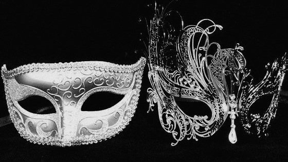 sweetenerhan's tweet photo. angel's masquerade ball. 🪽🪩 | minsung oneshot

Em uma noite de primavera de 1830, líderes mafiosos de todo o mundo se reuniam no castelo da família Han para um baile de máscaras. Entre eles estava Lee Minho, líder do clã de Tokyo e rival da considerada realeza. + https://t.co/0Npzjayn0o