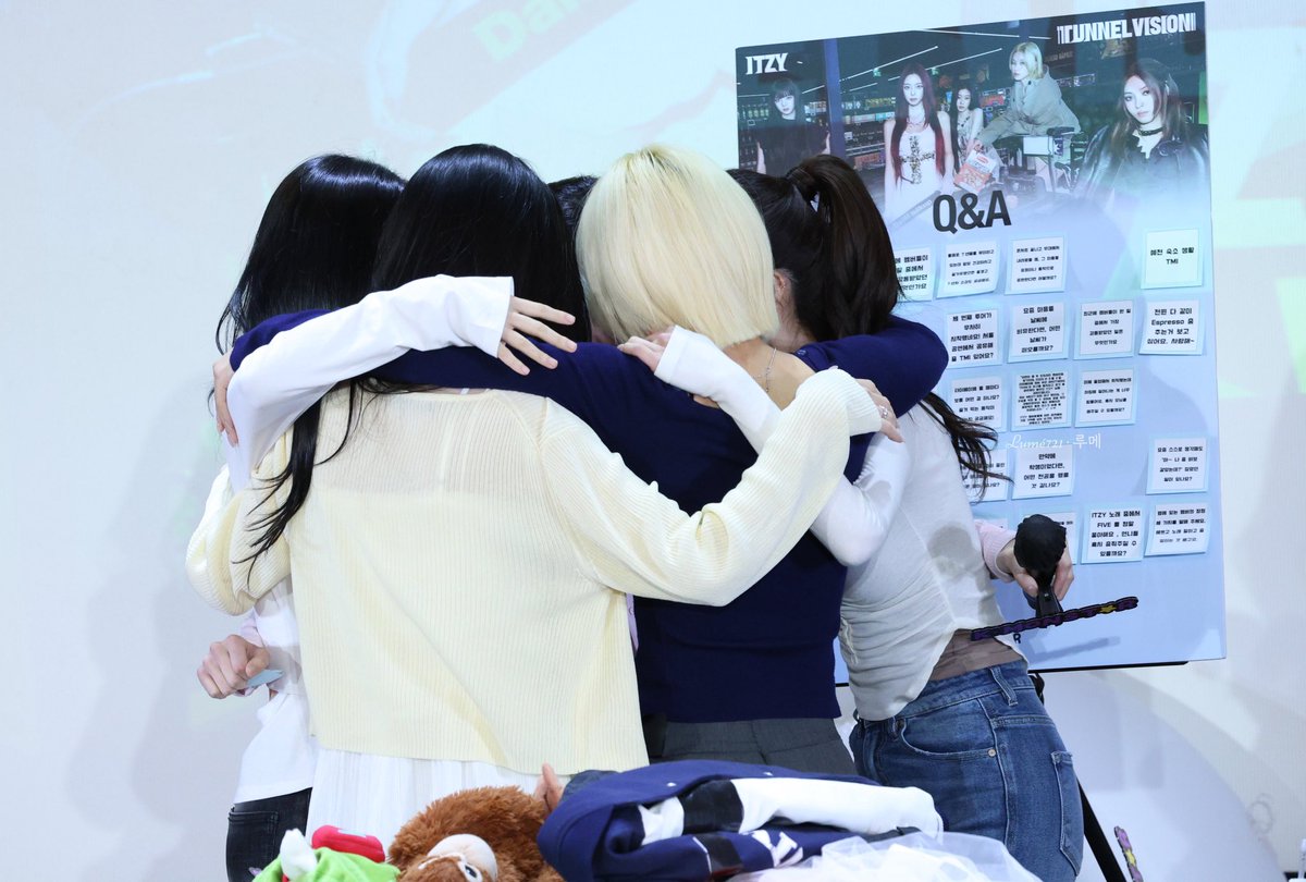 Tuk0109's tweet photo. Hug～🥰🥰

#ITZY #있지 #MIDZY https://t.co/mt2kT9ukaN