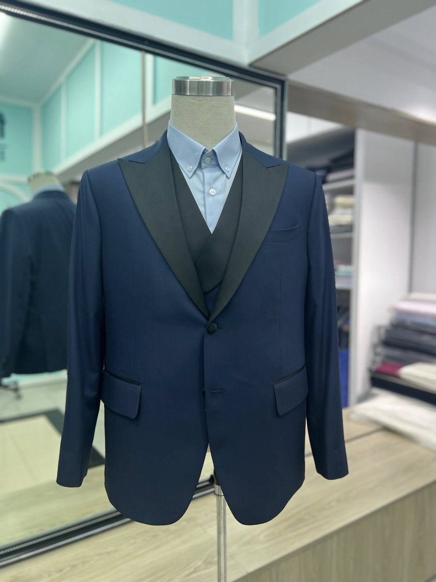 Faabrico_Tailor's tweet image. Refined elegance in every detail.

📍 EXPERIENCE CENTER: 5th Floor, Lake Manor, House 9, Road 35, Gulshan 2, Dhaka
📞 Contact: +880 1714-793555
🌐 Website: faabrico.com.bd

#Faabrico #BespokeSuit #NavySuit #FormalWear #LuxuryTailoring 
Select your next special occasion!