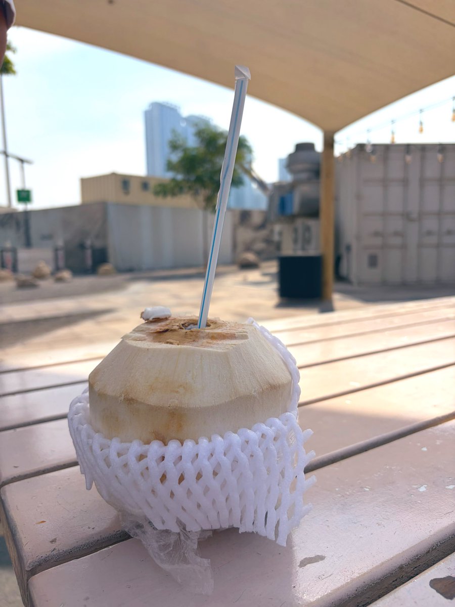 satomimohri's tweet photo. 秋に訪れた美しいアブダビに非常に悲しいニュースが流れている。
人が驚くほど優しく、良い思い出しかない。

（なんと落としたiPhoneが返ってきた）
（iPhoneを失くして茫然と座っている私を見かねたのか、知らない人がココナッツジュースを家族分振舞ってくれたりした） https://t.co/KQuKfShs4j