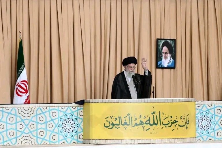 ربما معرفتى ليست بالطويلة حول تاريخ وحياة الرجل ولكن ما عهدنا المرشد الإيراني على #خامنئي إلا مدافعاً مسانداً لأهل الجهاد هناك فى أرض العزة ولربما هذا هو السبب الرئيسي لأنتقله اليوم لجوار ربه فاللهم أنصر الإسلام والمسلمين وعليك اللهم بأعدائنا أعداء الدين