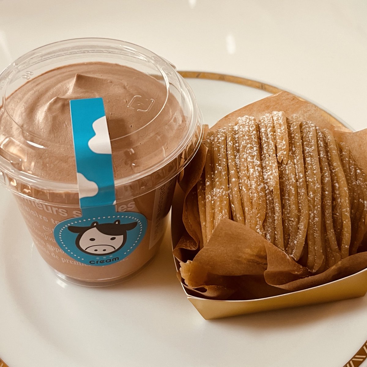 airacafe's tweet photo. 本日のおやつ♪
モンブラン美味しい♡
#ケーキ
#モンブラン
#モカ味 https://t.co/H39xe3mHG9