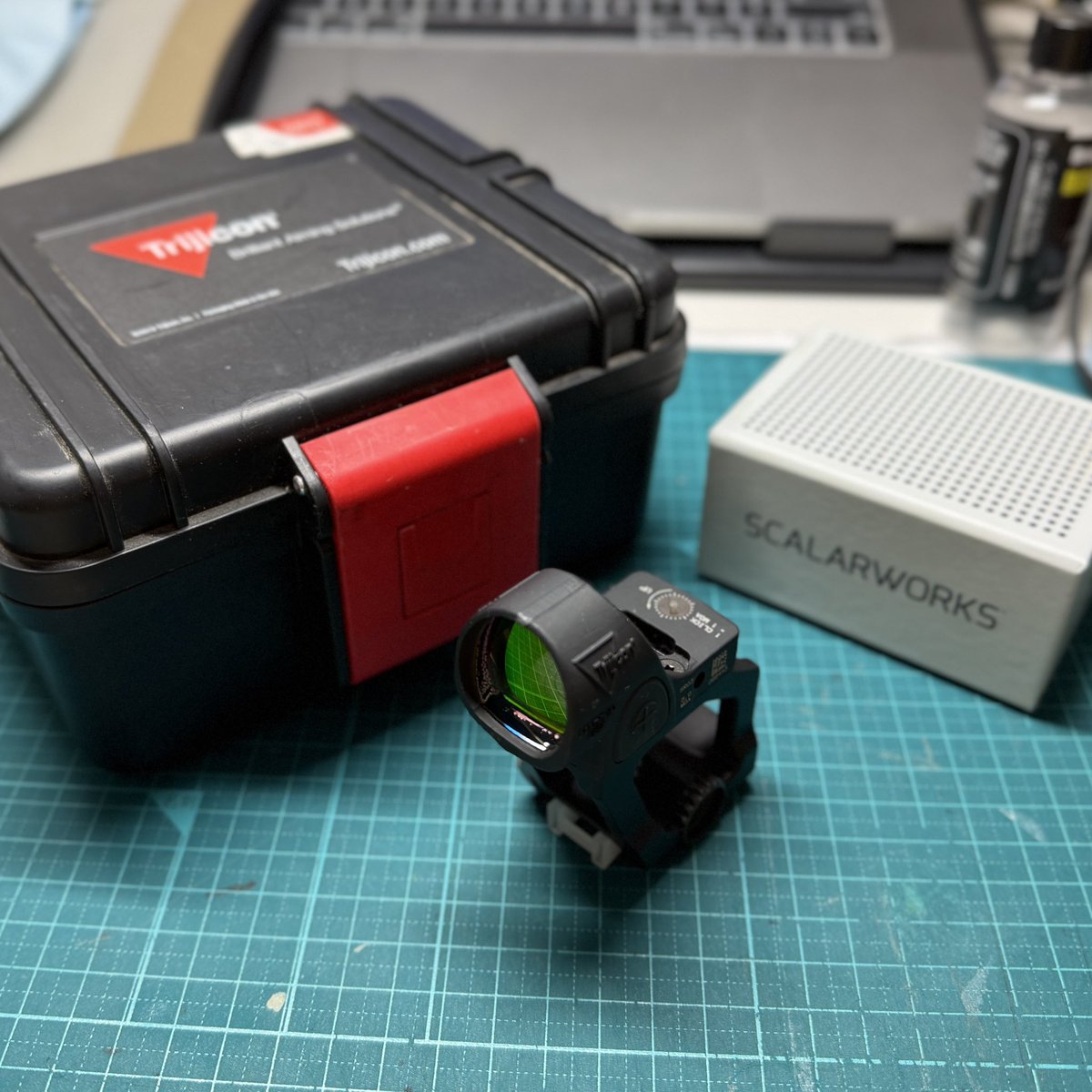 uganda_'s tweet image. モンゴリさんから今年のみかじめ料分の買い物だん。爆 #Trijicon #SRO