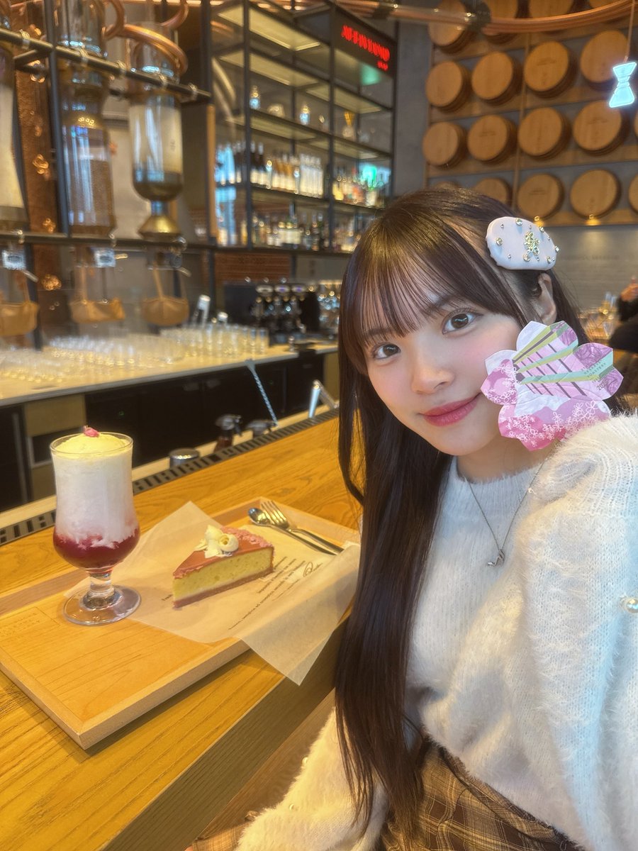 miura_reika's tweet photo. 2/18から開催されている『目黒川で一番ちいさなお花見展』に行ってきたよー！
1階から3階まで桜でいっぱいに包まれて春を感じたよー🌸
新作も美味しかった💞

🍰 「トルタ さくら」
🍹「クリームソーダ さくら」

記念に桜のコースターも貰えるから是非行ってみてねー🎶
 #大学生 #ミスコン #スタバ新作