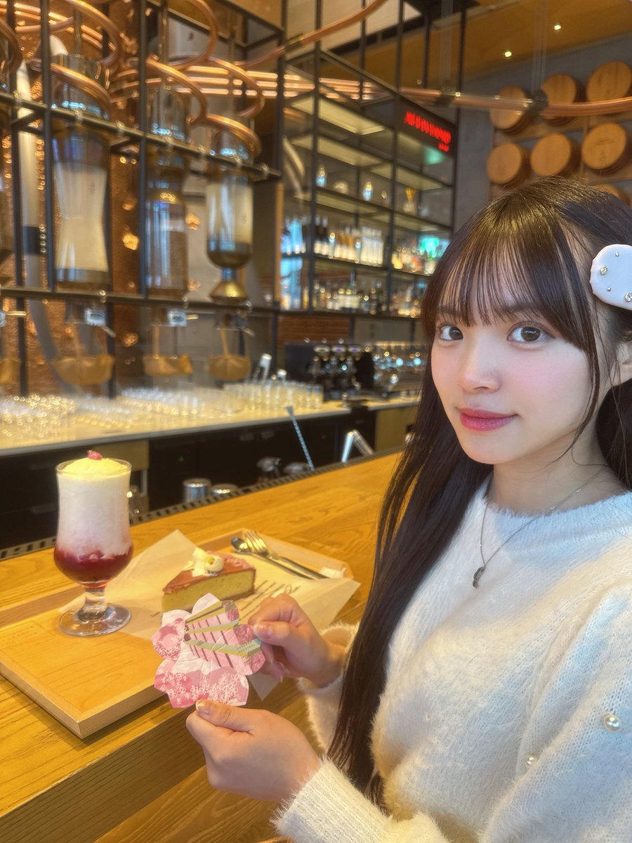 miura_reika's tweet photo. 2/18から開催されている『目黒川で一番ちいさなお花見展』に行ってきたよー！
1階から3階まで桜でいっぱいに包まれて春を感じたよー🌸
新作も美味しかった💞

🍰 「トルタ さくら」
🍹「クリームソーダ さくら」

記念に桜のコースターも貰えるから是非行ってみてねー🎶
 #大学生 #ミスコン #スタバ新作