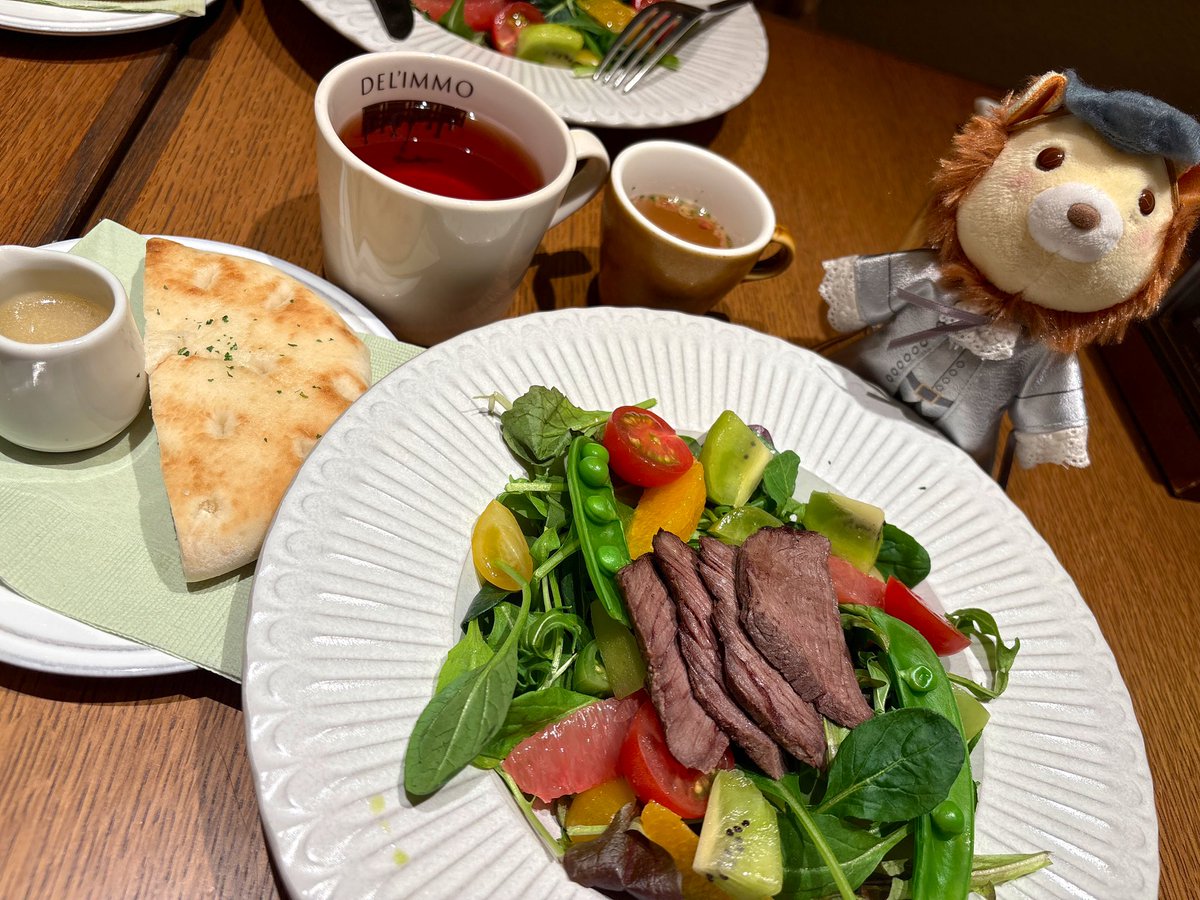 iyop_bell's tweet photo. マチネの前に🍽️
今日はちょっと奮発🥰
「熟成牛ハラミとフムスの彩りリリースサラダ🥗
#DELIMMO https://t.co/7s2SRcNNWQ