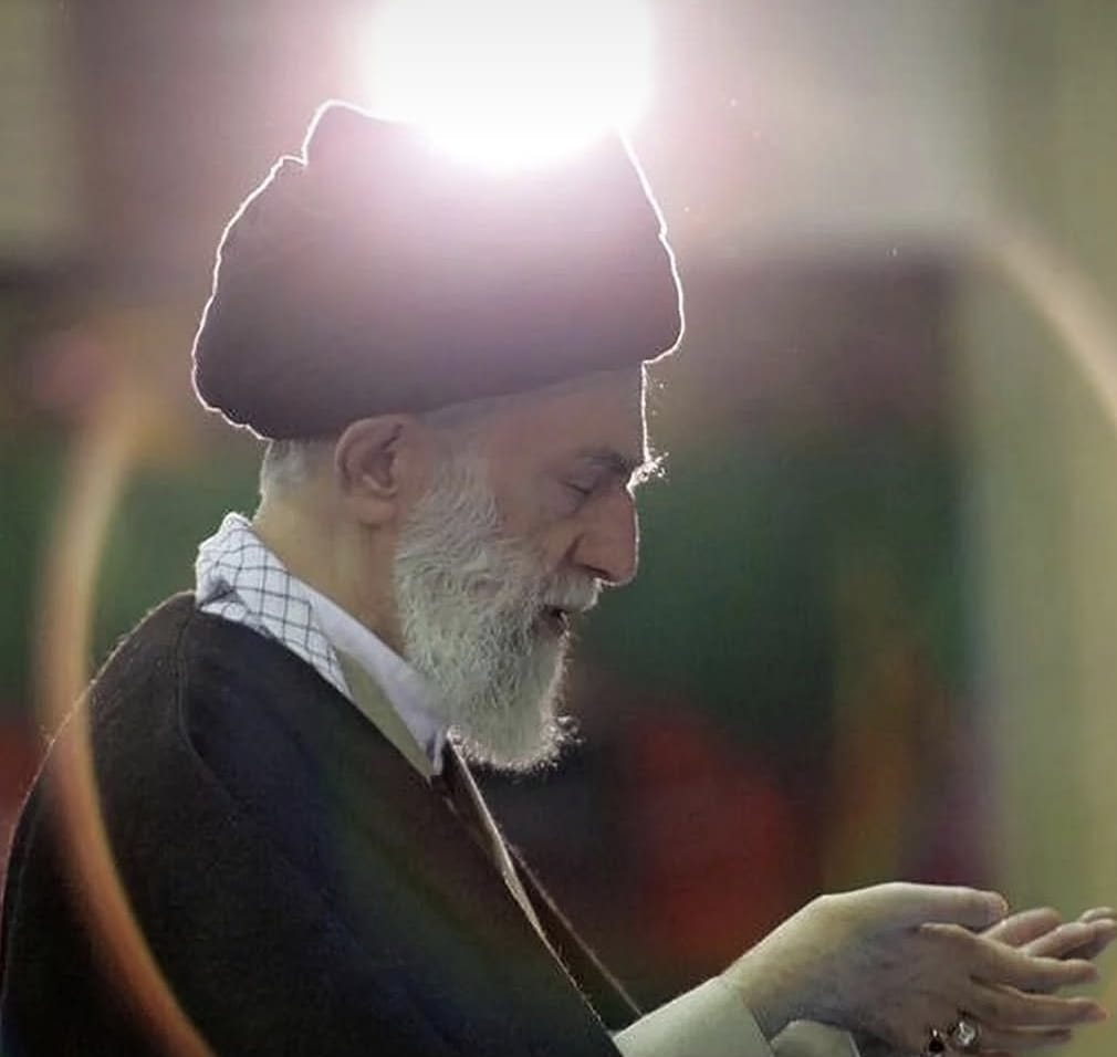 kssevindik's tweet photo. Bismillahirrahmanirrahim.

İnnâ lillâhi ve innâ ileyhi raciun.
(Biz Allah'a aidiz ve kuşkusuz O'na döneceğiz.)

İslam İnkılabı’nın Yüce Rehberi Ayetullah Seyyid Ali Hamaney, Ba’al’e tapan ped*fil sap*ks çağın firavunu Trump, uşakları ve işbirlikçilerinin saldırısında şehit düştü.

Allah’a and olsun ki tüm zamanlarda mümin idin ve müminlere önderlik ettin.
Allah’a and olsun ki tüm zamanlarda “şeytan”ı düşman bildin ve onunla mücadele ettin.
Alllah’a and olsun ki tüm zamanlarda rehberin Kur’an idi ve insanlığı ona davet ettin.
Allah’a and olsun ki tüm zamanlarda Hz. Peygamber Muhammed Mustafa (s.a.a)’nın sünneti üzere idin ve o sünneti dirilttin.
Allah’a and olsun ki tüm zamanlarda bir an mazlumlardan yana olmaktan zalime karşı durmaktan geri durmadın.
Allah’a and olsun ki tüm zamanlarda asla zalime eğilmedin “şeytan”a boyun eğmedin.
Allah’a and olsun ki tüm zamanlarda iyi idin ve iyiliğe çağırdın.
Allah’a and olsun ki tüm zamanlarda İslam için yaşadın Müslümanlar için çabaladın.
Allah’a and olsun ki tüm zamanlarda “hak”tan “halk”tan yana durdun.
Allah’a and olsun ki tüm zamanlarda ne zalimden korktun ne de menfaat peşine düştün.
Allah’a and olsun ki tüm zamanlarda affediciydin, birleştiriciydin.
Allah’a and olsun ki tüm zamanlarda ceddin Resulullah ve atan Ali gibi devrimciydin.
Allah’a and olsun ki tüm zamanlarda müminlere izzet oldun.
Allah’a and olsun ki tüm zamanlarda inkarcıların, münafıkların burnunu sürttün.
Allah’a and olsun ki tarih senin elinle kırıldı, zaman değişti, zuhur yaklaştı.
Allah’a and olsun ki yol açtın, yolu gösterdin, yola koydun.

Allah’a and olsun ki “Ali”nin çağa bir yansıması idin.
Allah’a and olsun ki seninle aynı çağda yaşamanın hamdını ödememiz mümkün değildir.
Allah’a and olsun ki bu alemde Nebilerden sonra şehadetin en yakışacağı en mana bulacağı şahsiyeti idin.

Ey “Çağın Ali”si, seninle aynı çağda yaşamanın hamdı içerisindeyim.
Ey “Çağın Ali”si, ölüm nedir ki, ölen tendir, “can”a ne yapabilir ki ölüm?
Ey “Çağın Ali”si, bayrağın dalgalanacak, kervanın yürüyecek!

Lütfen benden yana şunu bil ki, seni hep çok sevdim, çok seviyorum, çok seveceğim..

Güle güle.. Şehadetin mübarek olsun! 
______________________
Kemal Şükrü Sevindik
@Elifhevav 

#Khamenei İncirlik Hava Üssü Ali Hamaney İranda
İran Devlet Televizyonu Siyonistlerin CNN Türk
Ali Şansalan #Dubai Devrim Muhafızları