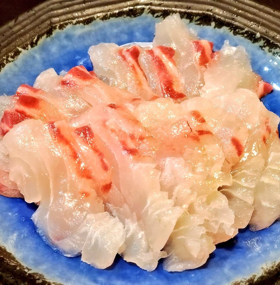 昆布締め、正式にやるとなるとひと晩かかるけど、昆布茶つかうと手軽に味わえるからわが家では安い真鯛でよくやります
粉末昆布茶を刺し身にまぶしてラップし、冷蔵庫で30分寝かせるだけ
水分が抜けてねっとりして、即席おつまみに好適
#Endlesz食