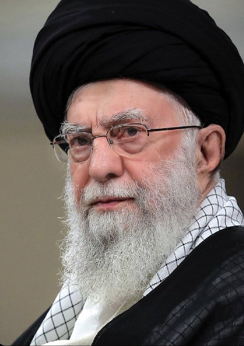 En los ataques de la madrugada de este 28 de febrero, Estados Unidos eliminó al Ayatollah Ali Jamenei tras efectuar bombardeos en Teherán.

Jamenei, de 86 años, nació en 1939 y fue el maximo líder de Irán desde 1989.