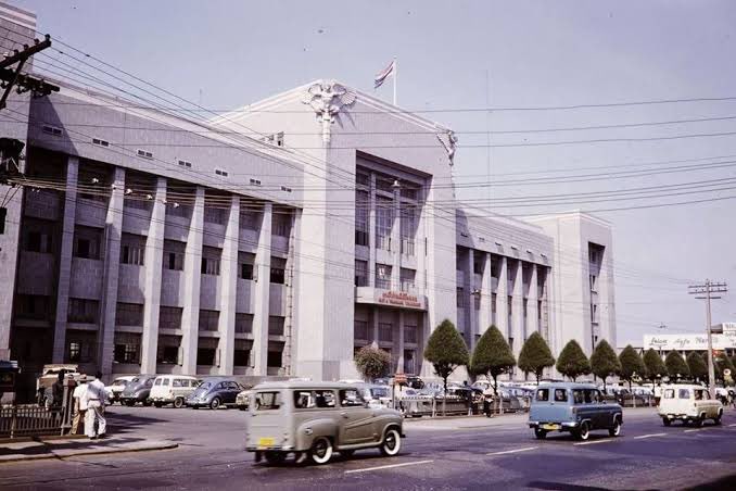 อย่ามายุ่งกะตึกไปรษณีย์กลางละกัน สถาปัตยกรรมสไตล์นีโอคลาสสิกผสมบรูทัลลิสต์ (Neoclassical-Brutalist) ผสมการตกแต่งแบบ art deco มรดกยุคคณะราษฎร (พ.ศ. ๒๔๘๕) ของแท้แบบตะโก๊นนน 55555