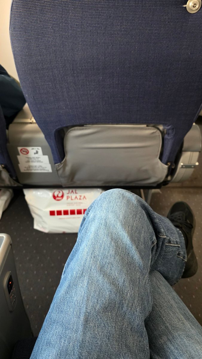 다리를 꼬아도 남는 좌석은 이번이 두 번째네