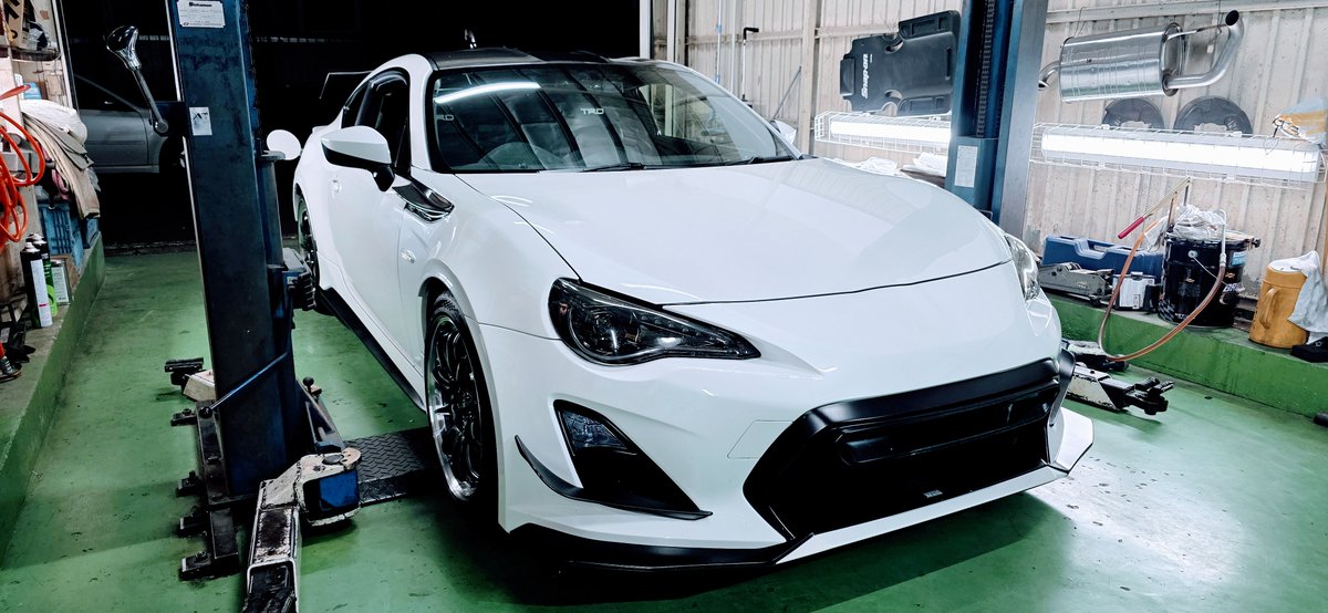LIBERAL_CORP_'s tweet photo. TOYOTA 86 14R-60のマッフランプのカバーをリアルカーボン加工😉レッドカーボンのマット仕上げになります!
文字はシルクプリントをクリアの内側に。
車の希少性を崩さず、好みを加えていく一台!これからもお手伝いしていきますよ~
#LS1 #CARBONS #TOYOTA #ハチロク #カーボン加工 #BRZ https://t.co/RPmO9pfeeI