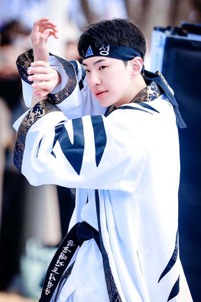 it’s actually insane how fate worked out for hoshi when you think about it 😭

he used to do taekwondo before becoming an idol, then he becomes seventeen’s performance leader. and now he’s in the military, part of the roka taekwondo demo team