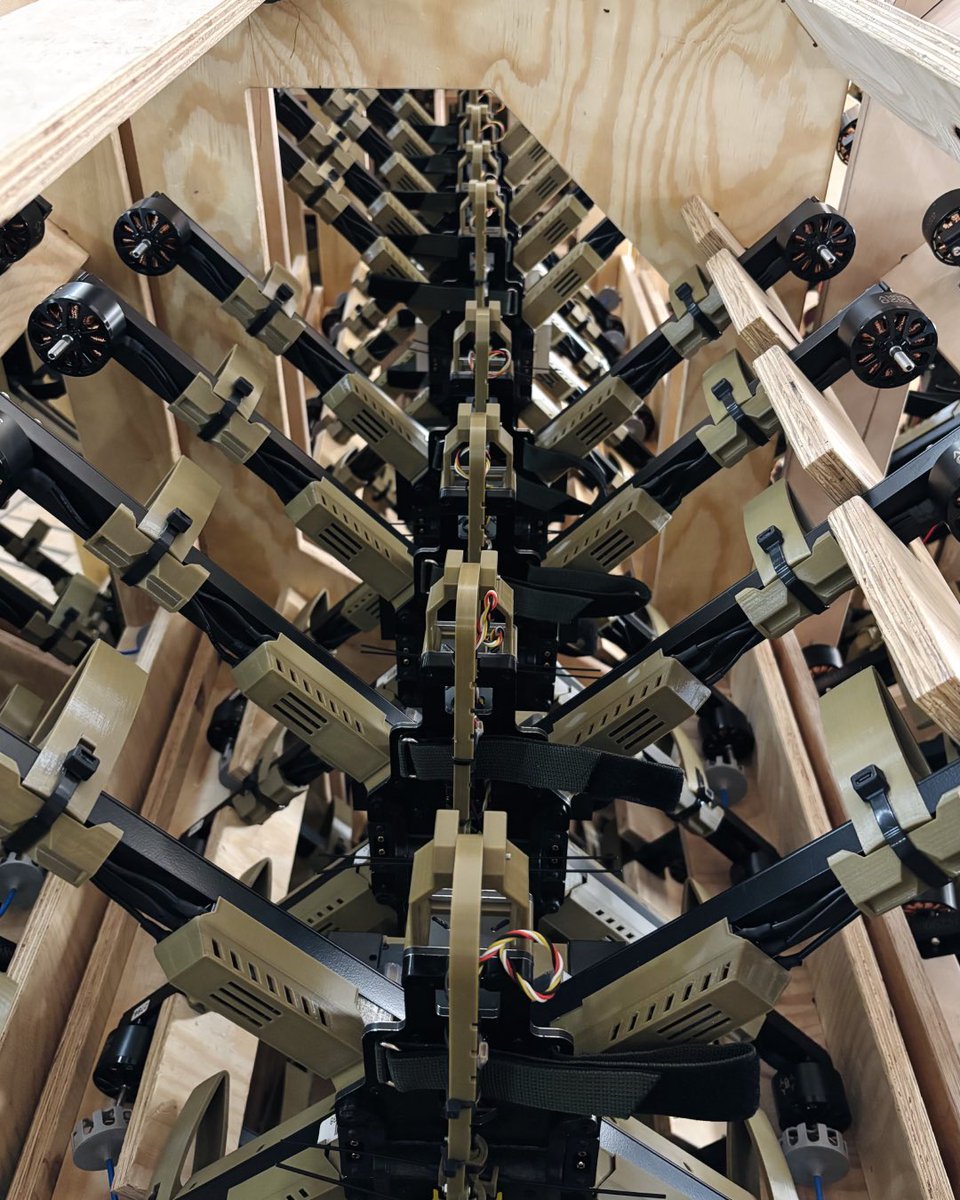 Batch of 17-inch Queen Hornets sent 📦

The personal combat record of one of these drones is carrying 10 kg of explosives over a distance of 10 km and successfully returning.