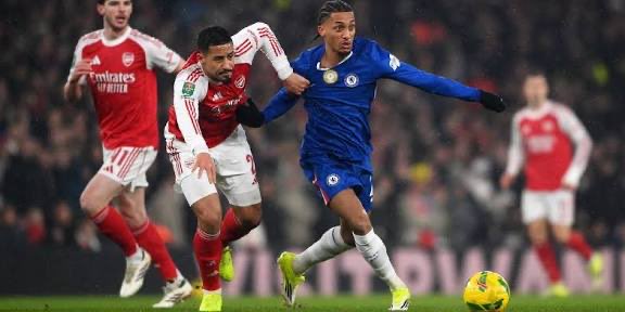 TheCardBettors's tweet image. 🏴󠁧󠁢󠁥󠁮󠁧󠁿 Super Sunday 🏴󠁧󠁢󠁥󠁮󠁧󠁿

Arsenal  🔴⚪️  v 🔵🔵 Chelsea 

Referee stats &amp;amp; team stats! 🟥🟨

Referee - D.England ⚫️
Card count: 4.00 PG
Fouls PG - 21
Last 6 games. Card count: 5/4/4/6/6/5

Players booked by D.England ⚫️

Arsenal 🔴⚪️

- Merino (1) 🟨 
- Jesus (1) 🟨
- Calafiori (1) 🟨
-