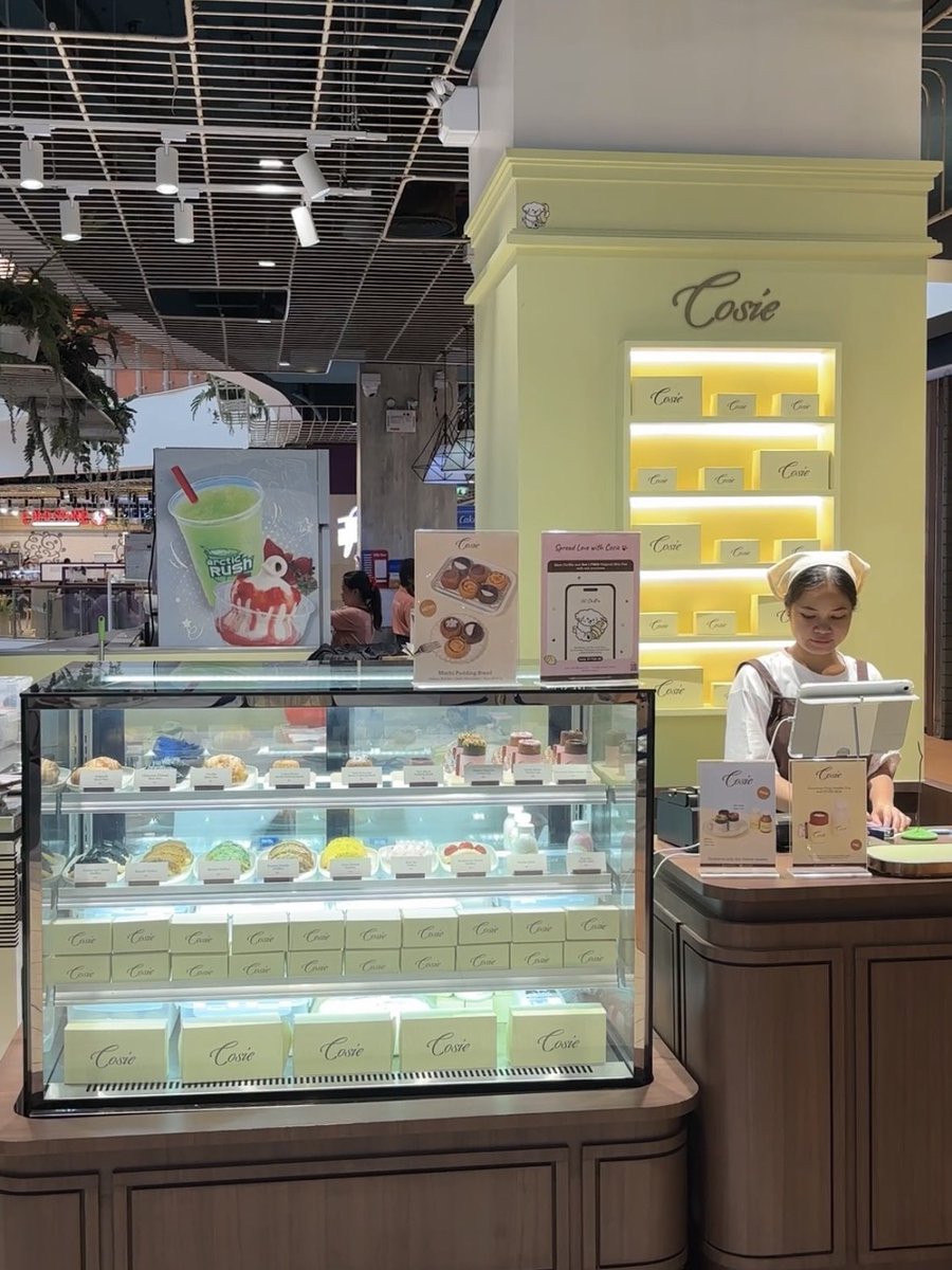 🍮🐶Cosie แบรนด์ขนมของน้องวิน เมธวิน ออกขนมใหม่ที่กำลังแมสมาก Mochi Pudding Bread แพกเกจและหน้าตาคือกินขาด พุดดิ้งนุ่มเนื้อเนียนกินกับแป้งโมจิหนุบๆ เข้ากันลงตัวอร่อยมาก มี3รส Creme Brulee/ Dark Chocolate/Taro ร้านมีขนมเยอะมากนะ แนะนำเลย ซื้อฝากซื้อกินเอง เริ่ดๆ🍡💛
📍สาขา Central