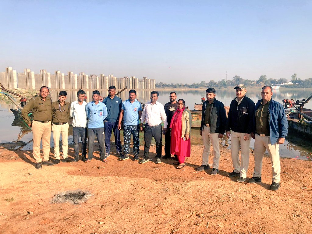 🚨 अवैध रेत उत्खनन पर बड़ी कार्यवाही!

हरदा व देवास खनिज विभाग की संयुक्त कार्रवाई। ग्राम मनोहरपुरा व तुरनल के बीच 3 पनडुब्बी और 2 नाव जब्त। खनिज अधिकारी राजकुमार वराठे (देवास) व मनीषा तावड़े (हरदा) के नेतृत्व में कार्यवाही की गई। ⚖️🔨
#StopIllegalMining #Dewas #Harda #Action