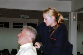 epsteinsearchin's tweet photo. Clinton said he never knew.

27 flights on Epstein's jet.
17 White House visits by Epstein.
Maxwell at Chelsea's wedding — as Epstein's plus one.
Hillary deferred "over a dozen" times in deposition.

Four contradictions. https://t.co/Kl6xV3ETZo