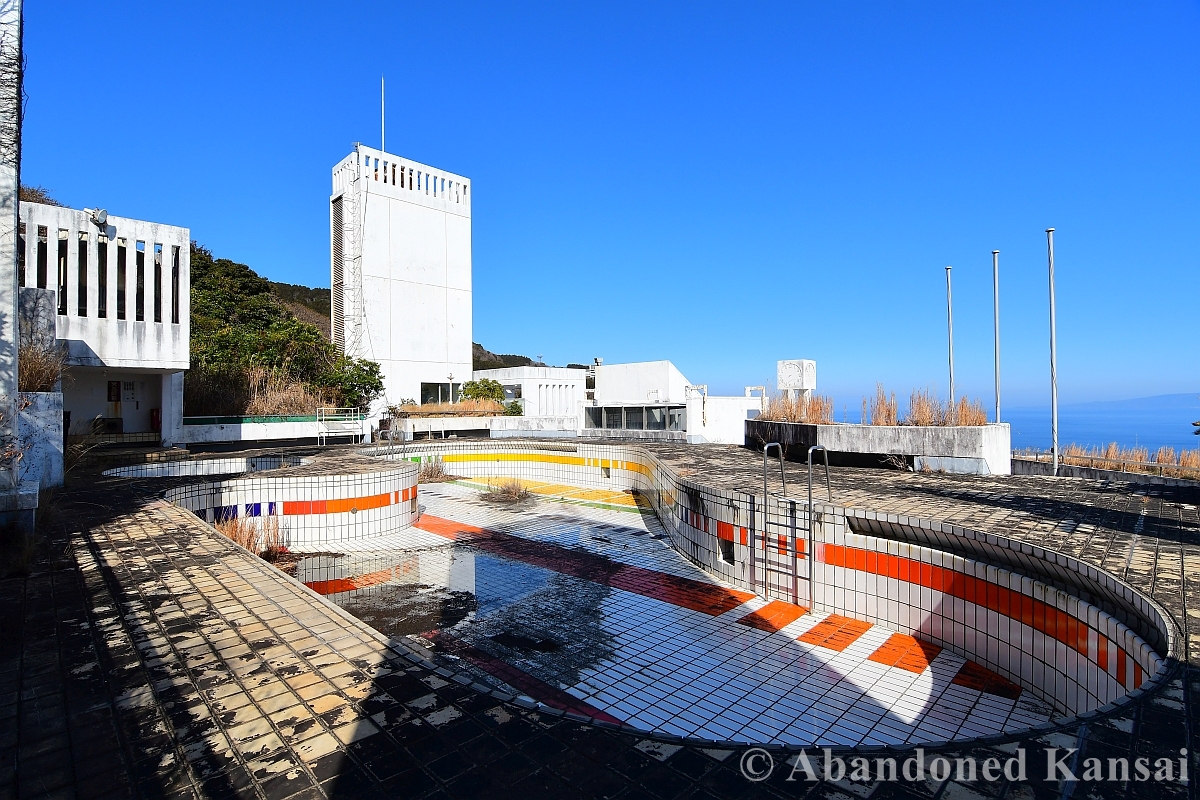 この廃墟となったホテルは急勾配の斜面に建てられており、豪華な屋上
