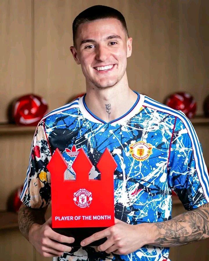 Ntufamjr's tweet photo. Benjamin Sesko winning #MUFCs Player of the Month award whilst playing 84 minutes is insane. 😅🔥
He’s been so clutch for us off the bench in these last few games. There was only ever going to be one winner.
Does he needs to start against Crystal Palace? 🤔 https://t.co/4BI4pS4Qcl
