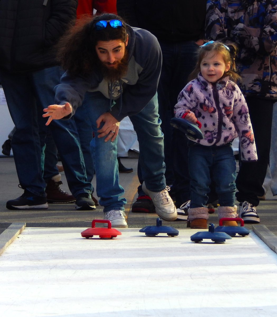 aselahcurtis's tweet image. Here are a few images from WinterFest. Huge crowds. Lots of fire and ice to play with. #lowell
